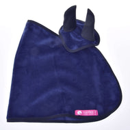 Buitenkant van de donkerblauwe fluweelachtige deken voor Hobby Horse met het oornetje erop en roze LarDen-label
