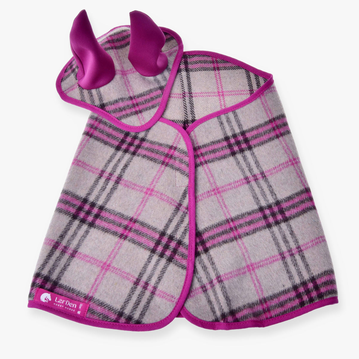 Hobby Horse Set Cube Pink van LarDen: beige geruite deken en oornetje met roze en grijze strepen en roze oren