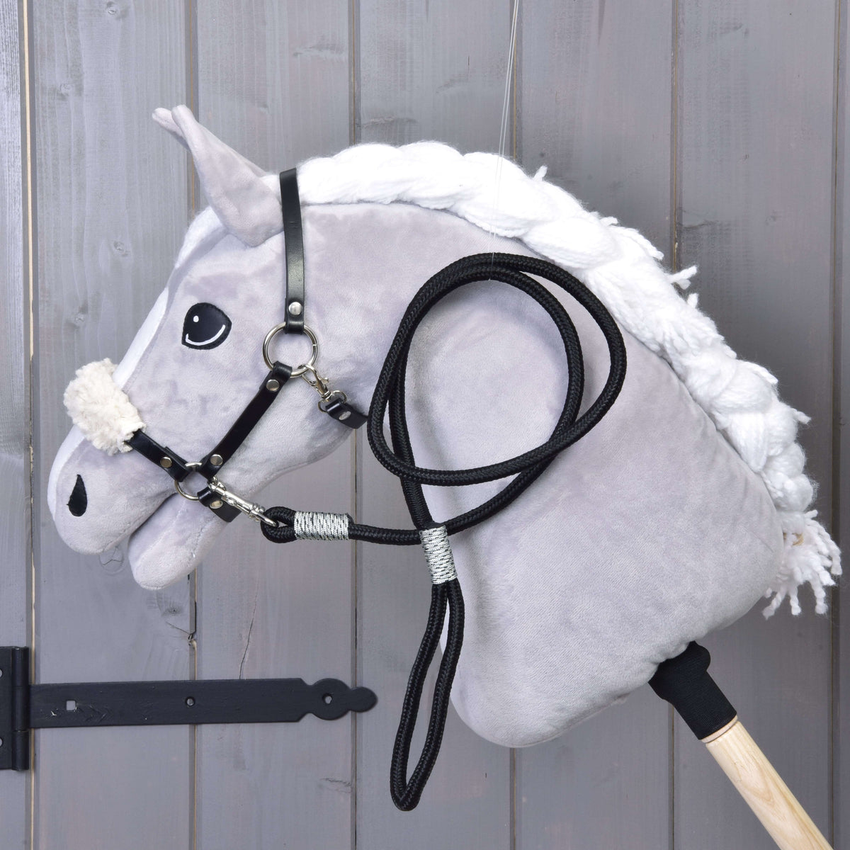 Grijze Hobby Horse met het halster uit de Set Basic met crème bont op de neusriem en het zwarte halstertouw eraan