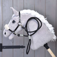 Grijze Hobby Horse met het halster uit de Set Basic met crème bont op de neusriem en het zwarte halstertouw eraan