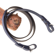 Hobby Horse Rênes caoutchoutées anthracite de LarDen à texture alvéolée antidérapante, boucles et mousquetons, sur une branche