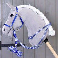 Grijze pluche Hobby Horse met de blauwe halster van band, cordéo van blauw-wit touw en opgerold halstertouw