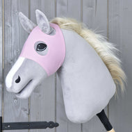 Paardenmasker zonder oren Roze van LarDen op een grijze pluche Hobby Horse, lichtroze met openingen voor ogen en oren