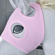 Close-up van het roze paardenmasker zonder oren op een grijze Hobby Horse: gestikte ronde openingen rond oog en oor