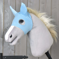 Paardenmasker Sky van LarDen, lichtblauw stretchmasker met oren en ooggaten op een lichtgrijze Hobby Horse met crème manen
