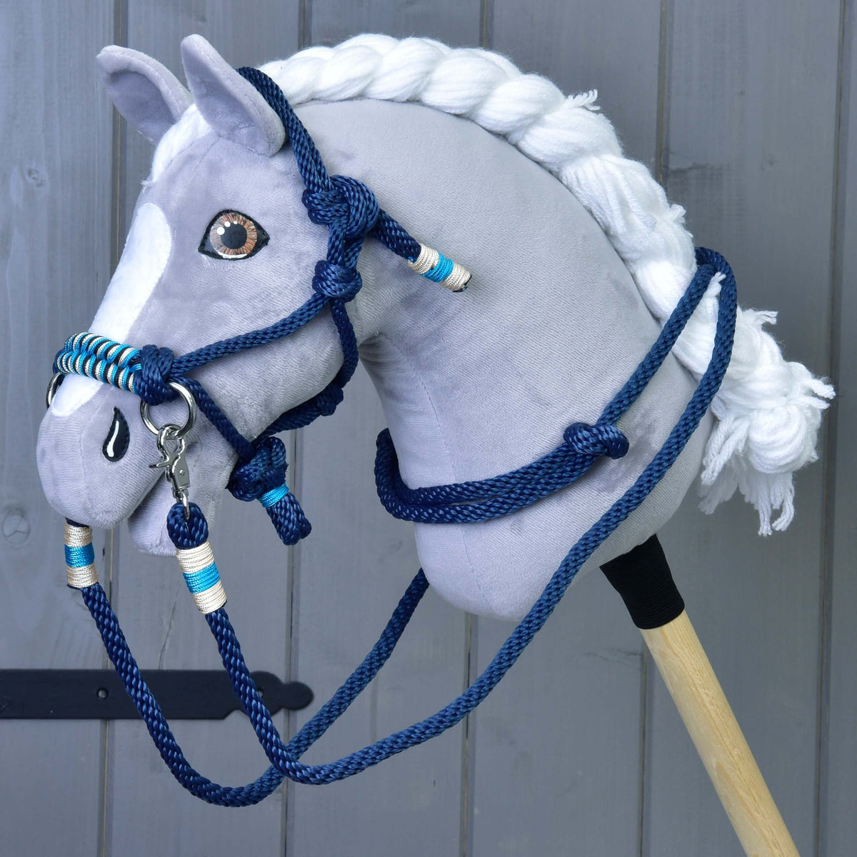 Een grijze pluche Hobby Horse draagt de Touwset navy: marineblauwe touwhalster en teugels met accenten in turquoise en crème