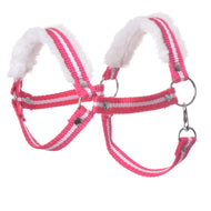 Hobby Horse Licol rayé rouge avec fourrure de LarDen en sangle rouge à bande centrale blanche et fourrure blanche douce