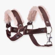 Hobby Horse Licol marron avec fourrure de LarDen en sangle nylon marron, fourrure beige douce, anneaux argentés et mousqueton