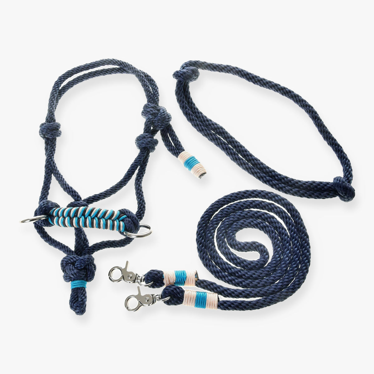Touwset navy van LarDen voor Hobby Horse: marineblauwe touwhalster, cordéo en teugels met turquoise en crème gevlochten accenten