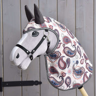 Regenjas Fairy Blue op een grijze Hobby Horse met zwart halster, crèmekleurige softshell met roze en paarse paisleyprint en donkergrijze oren