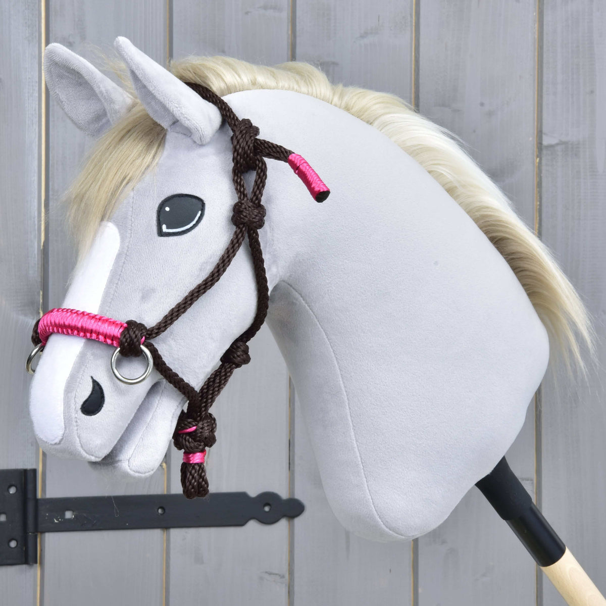 Grijze Hobby Horse met de donkerbruine touwhalster van de Touwset Noir Cocoa, roze omwikkelde neusriem en knopen op de wang
