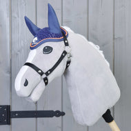 Hobby Horse gris en peluche à liste blanche et licol noir portant le bonnet d’oreilles bleu marine au crochet à passepoil orange