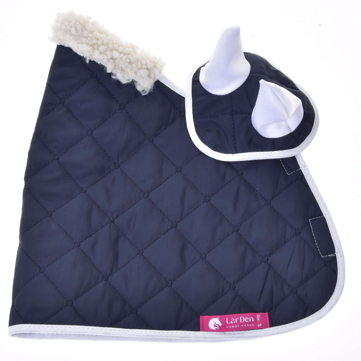 Ensemble Thermo Blue pour Hobby Horse à plat : couverture matelassée bleu marine, bonnet d’oreilles aux oreilles blanches et étiquette LarDen rose