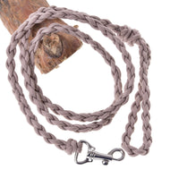 Longe tricotée Almond LarDen pour Hobby Horse, cordon tressé taupe avec mousqueton argenté enroulé sur une branche