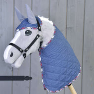Hobby Horse gris à crinière blanche portant l’ensemble Jeans, couverture et bonnet d’oreilles matelassés effet jean à bordure écossaise colorée