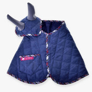 Ensemble Jeans pour Hobby Horse de LarDen : couverture matelassée effet jean à bordure écossaise et poche, bonnet d’oreilles assorti aux oreilles grises