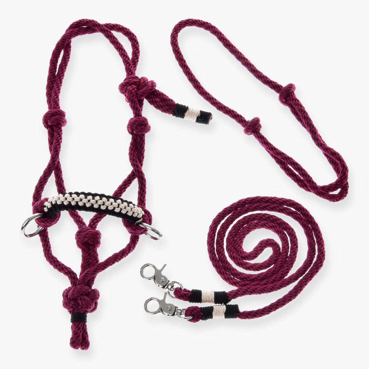 Hobby Horse touwset Burgundy van LarDen: bordeauxrode touwhalster met zwart-crème neusriem, cordéo van touw en teugels