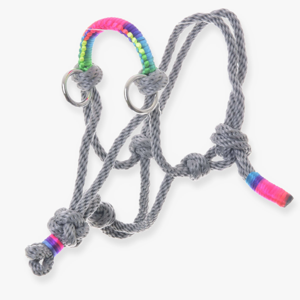 Licol en corde Manhattan de LarDen pour Hobby Horse, corde nouée grise, muserolle gainée arc-en-ciel et anneaux argentés