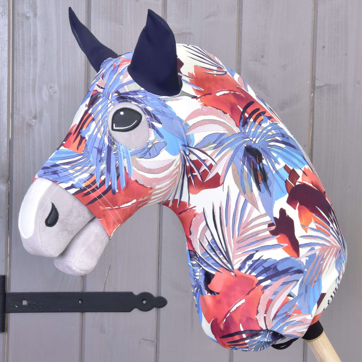 Combinaison de protection Hobby Horse Blue Jungle (Lycra) de LarDen enfilée sur la tête, palmes bleues et rouges sur blanc, oreilles marine