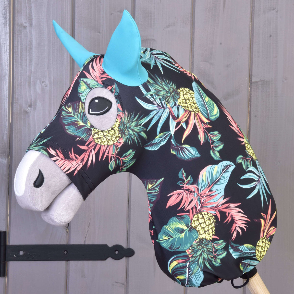 Hobby Horse Beschermpak Pineapple (Lycra) van LarDen over het hoofd getrokken, ananassen en tropische bladeren op zwart, turquoise oren