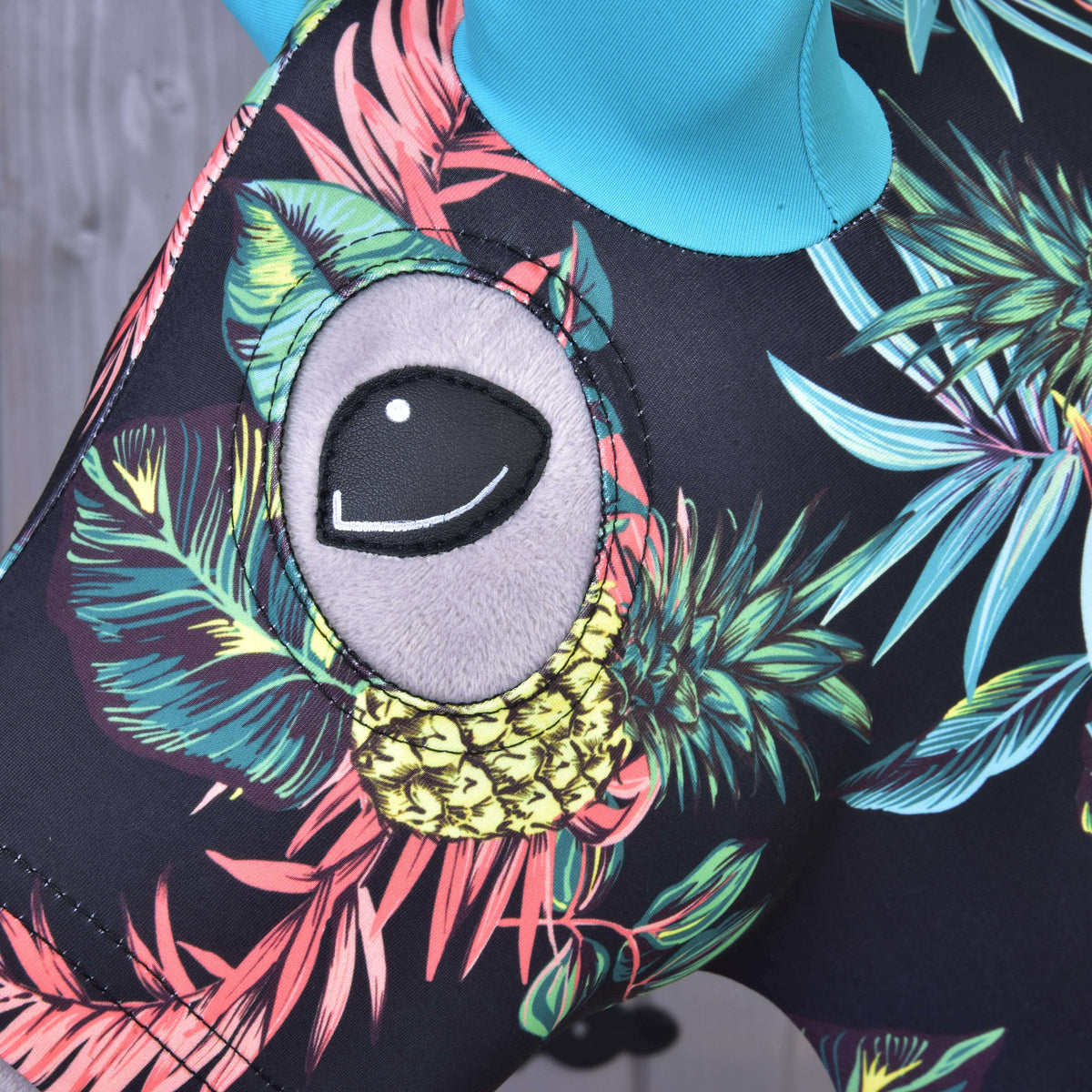Close-up van het ooggat boven een gele ananas op het zwarte beschermpak Pineapple van een Hobby Horse