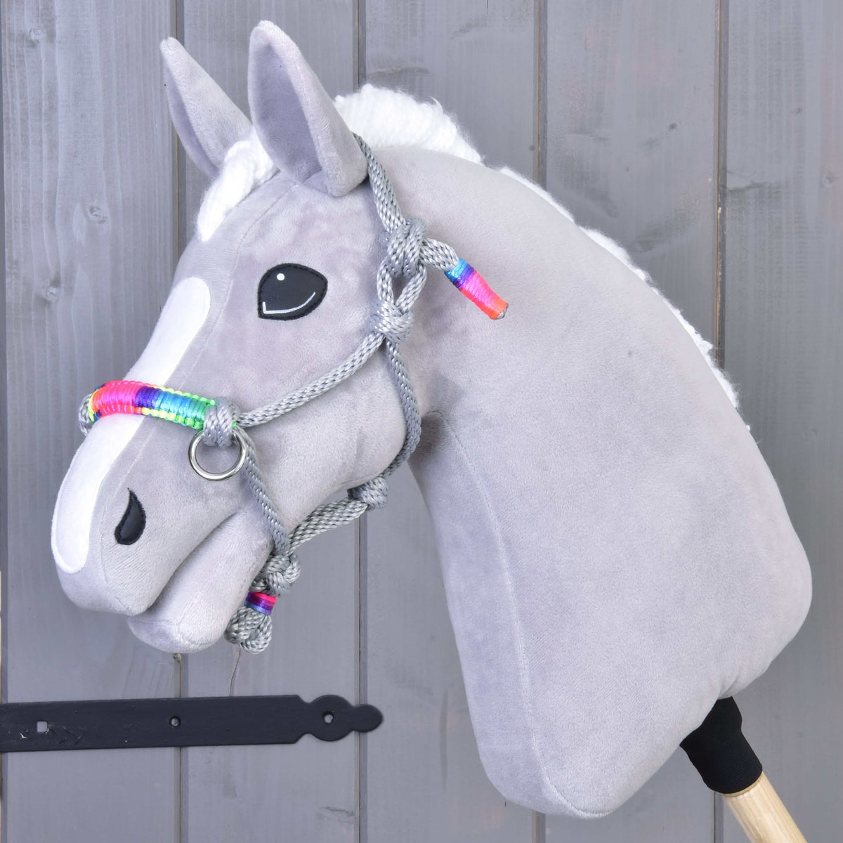 Hobby Horse gris en peluche portant le licol en corde Manhattan gris à muserolle arc-en-ciel vive