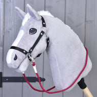 Hobby Horse van grijs pluche met zwarte halster en bordeaux touwteugels Czi-czi vastgeklikt onder de kin