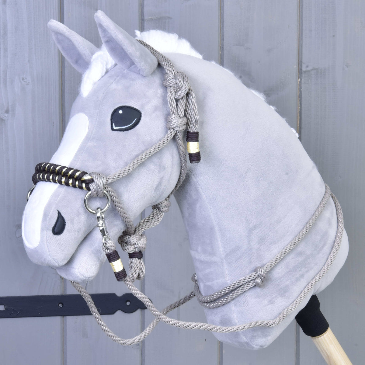 Hobby Horse van grijs pluche met Touwset Splendid: taupe touwhalster en teugels met donkerbruin-gouden gevlochten neusriem