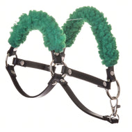 Hobby Horse zwart halster met groen bont van LarDen van kunstleer met krullend bont, zilveren ringen en karabijnhaak