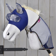 Lichtgrijze Hobby Horse in de Set Fly Combo: donkerblauw vliegenmasker met gaas voor de ogen en gazen vliegendeken met regenboogbies