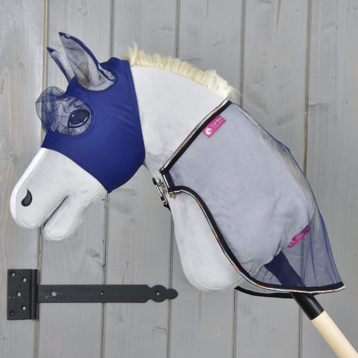 Set Fly Combo op een lichtgrijze Hobby Horse van opzij, de donkere gazen vliegendeken reikt tot over de houten stok