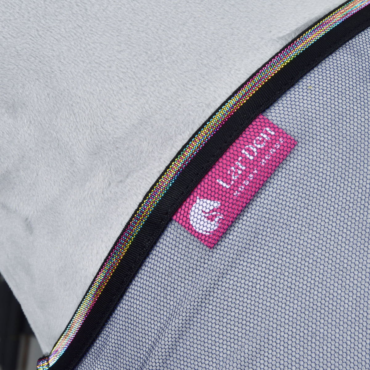 Close-up van de vliegendeken uit de Set Fly Combo: fijn gaas, zwarte rand met regenboogbies en roze LarDen-label