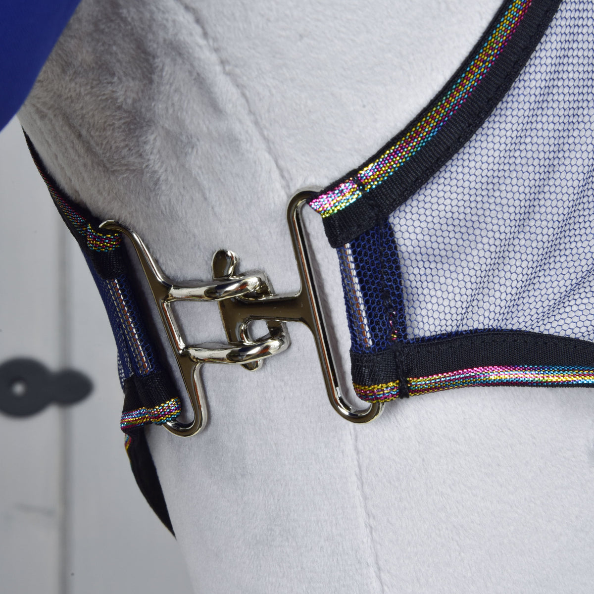 Close-up van de borstsluiting van de Set Fly Combo: zilverkleurige metalen sluiting aan de gazen vliegendeken met regenboogrand