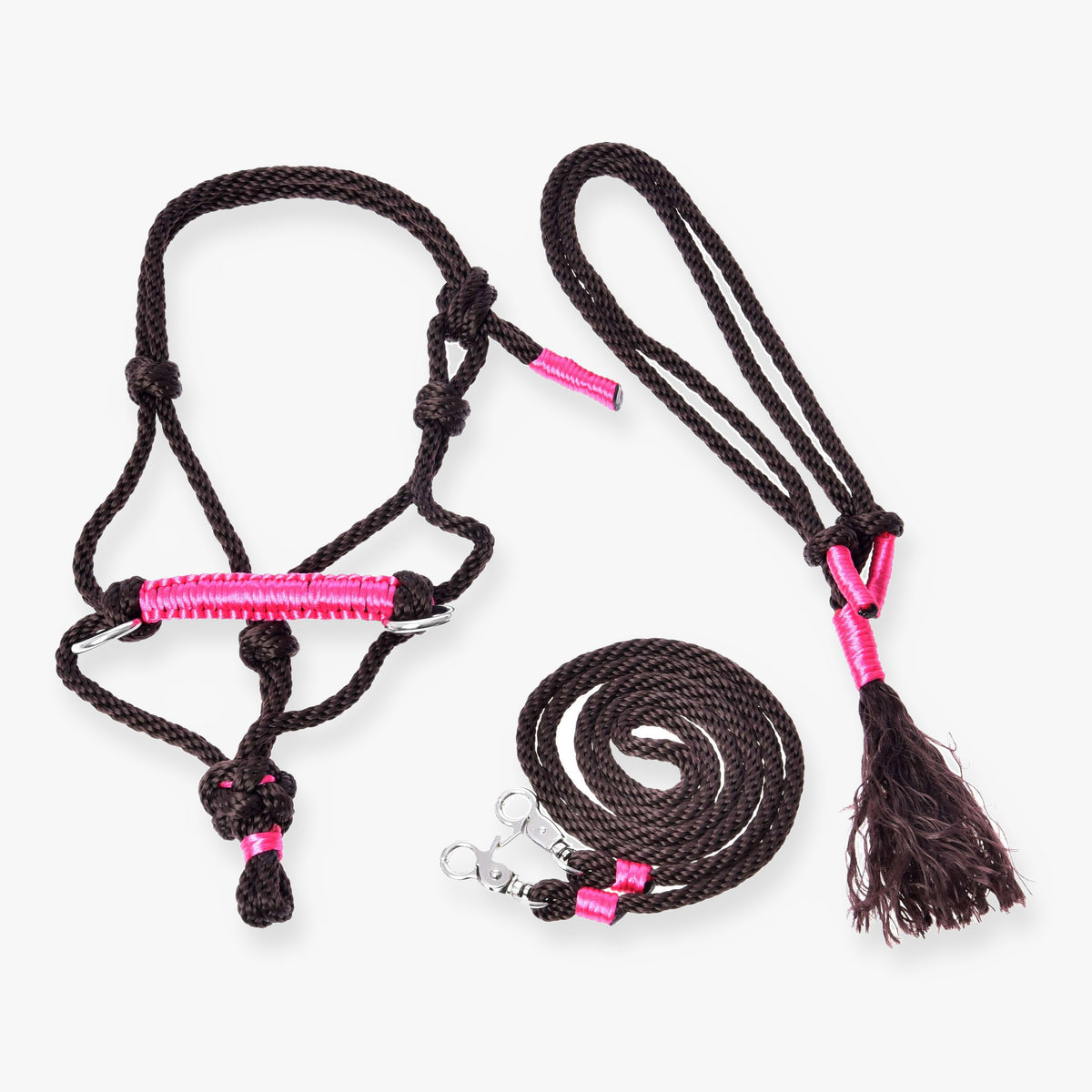 Touwset Noir Cocoa van LarDen voor Hobby Horse op wit: donkerbruine touwhalster, cordéo met kwast en teugels met roze omwikkelingen