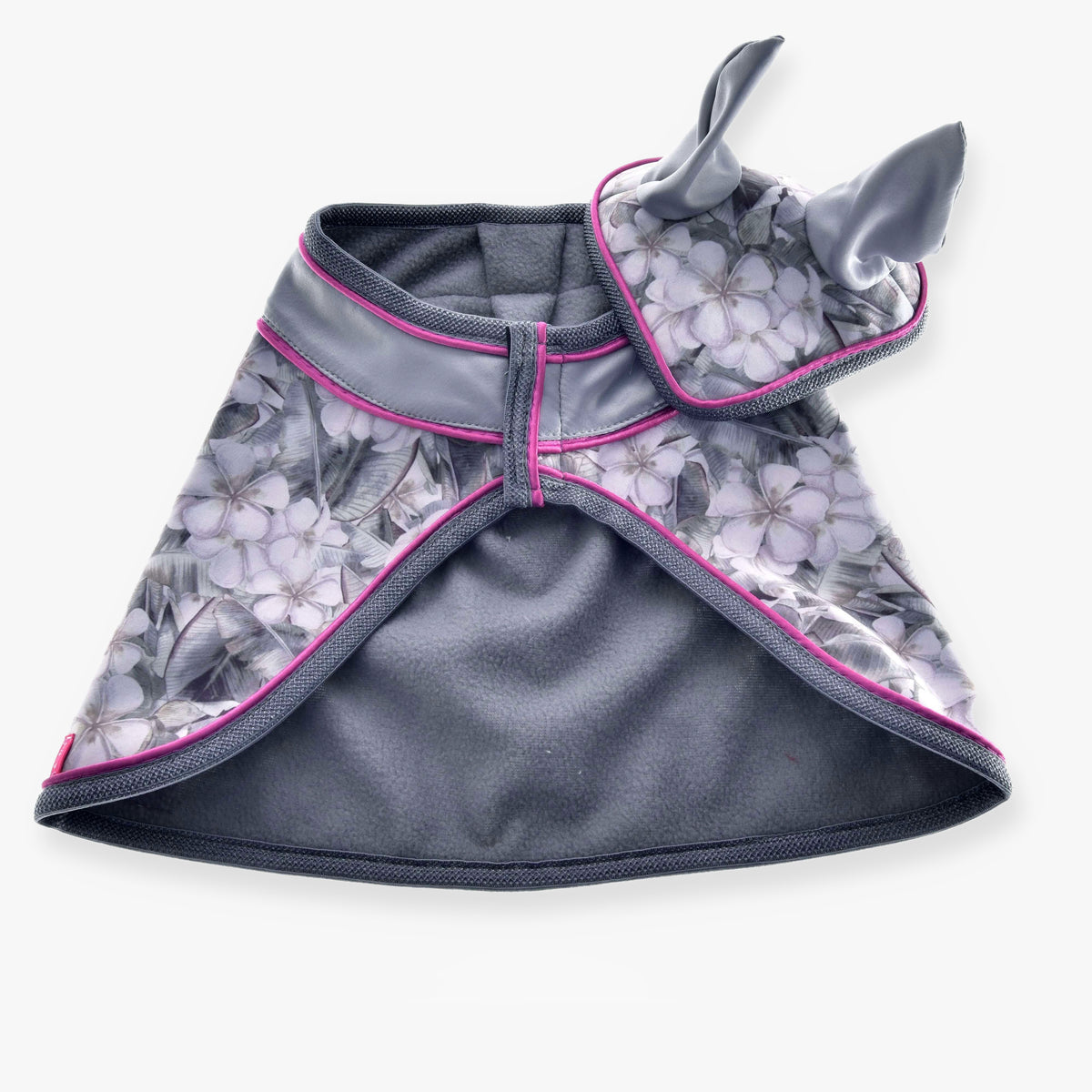 Ensemble Grey Flower pour Hobby Horse de LarDen : couverture et bonnet d’oreilles à imprimé floral lilas, col en satin argenté et passepoil rose