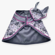 Hobby Horse Set Grey Flower van LarDen: deken en oornetje met lila bloemenprint, zilveren satijnen kraag en roze bies