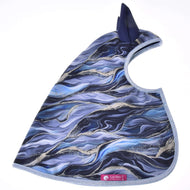 Hobby Horse regenjas Galaxy Cobalt plat op wit, blauwe marmergolven met zilveren glitteraders, marineblauwe oren en LarDen-label