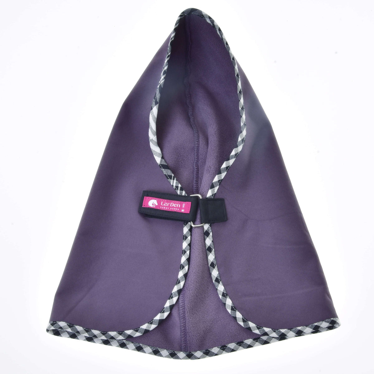 Couverture d’écurie violette ouverte montrant la doublure polaire douce, la sangle de poitrail à étiquette rose LarDen et la bordure à carreaux