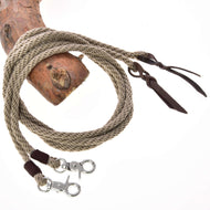 Open westernteugels Dallas van LarDen voor Hobby Horse, beige gevlochten touw met bruine leren uiteinden en zilveren karabijnhaken