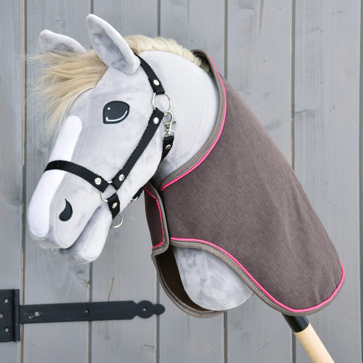 Hobby Horse gris à crinière crème et licol noir portant la couverture Palissandre, marron foncé à passepoil rose vif