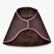 Hobby Horse deken Rosewood van LarDen in donkerbruin met felroze bies en een zachte bruine voering, van voren gezien