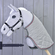 Hobby Horse gris clair au licol noir portant la couverture matelassée gris argent bordée de gris et de framboise