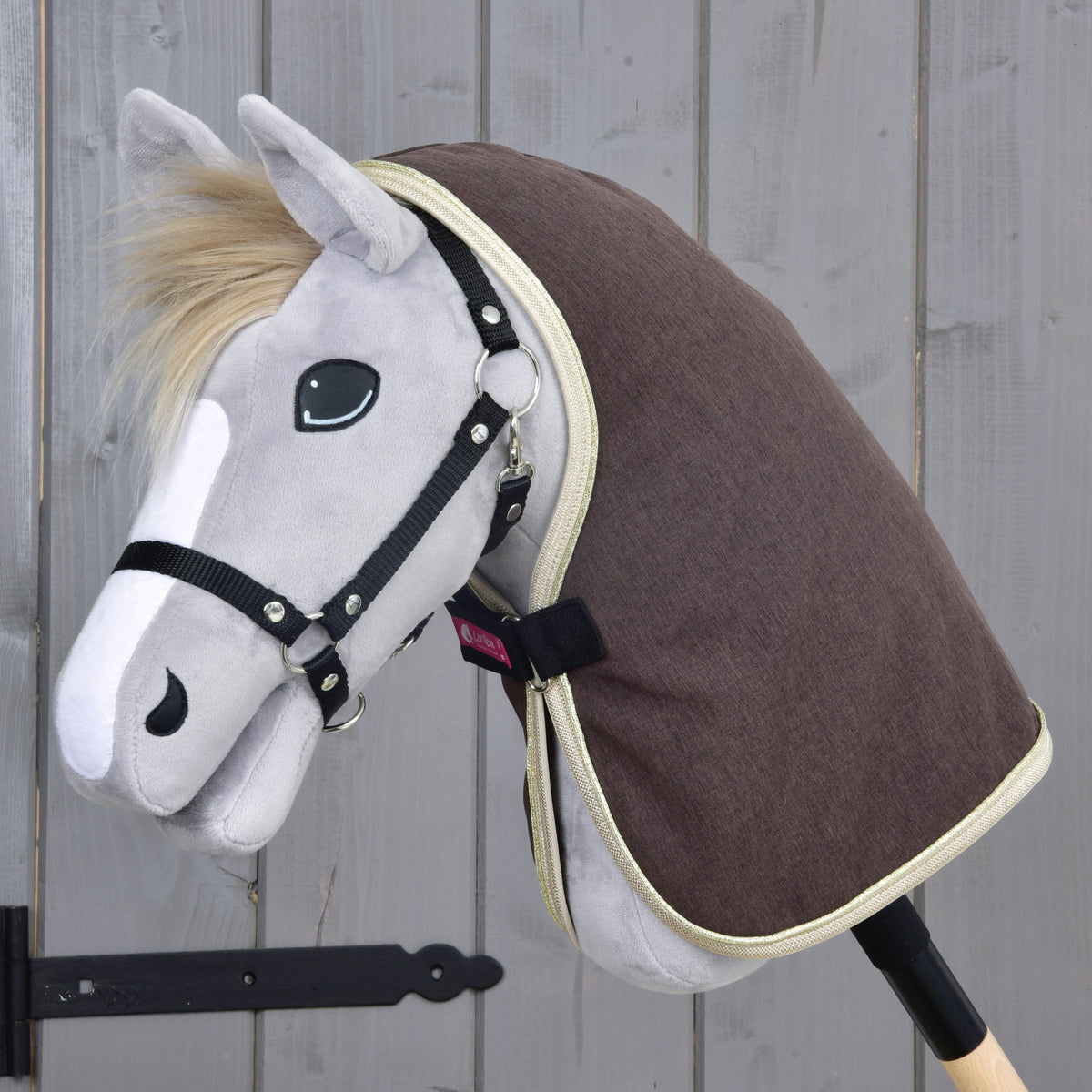 Grijze Hobby Horse met blonde manen en zwarte halster in de donkerbruine staldeken Brown Majesty met beige rand