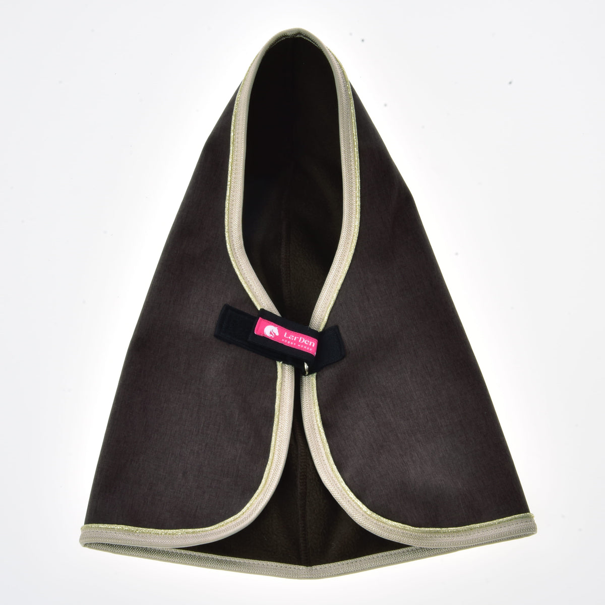 Staldeken Brown Majesty voor Hobby Horse open van voren, met borstsluiting, het roze label van LarDen en bruine voering