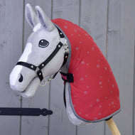 Grijze Hobby Horse met zwart halster in de frambozenrode gestippelde staldeken met grijze bies