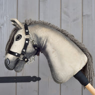 Hobby Horse Dusty en profil, manen van garen langs de halskam en donkerdere schaduw op neus en hals