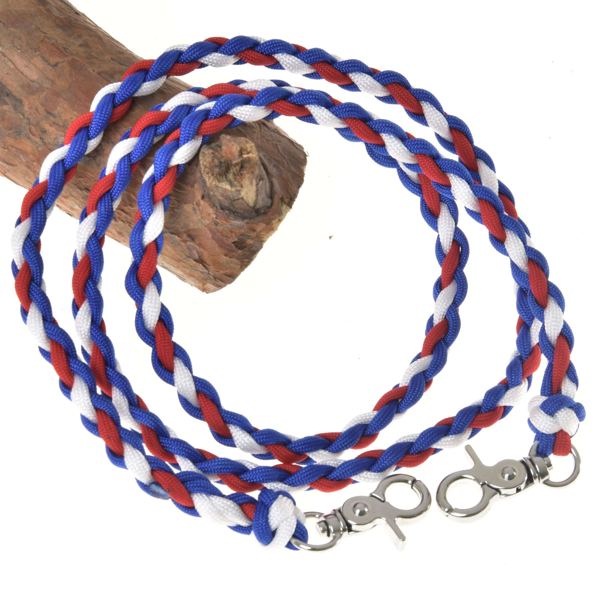 Teugels Flag CZ voor Hobby Horse van LarDen, gevlochten van blauw, rood en wit koord met knopen en twee zilveren karabijnhaken