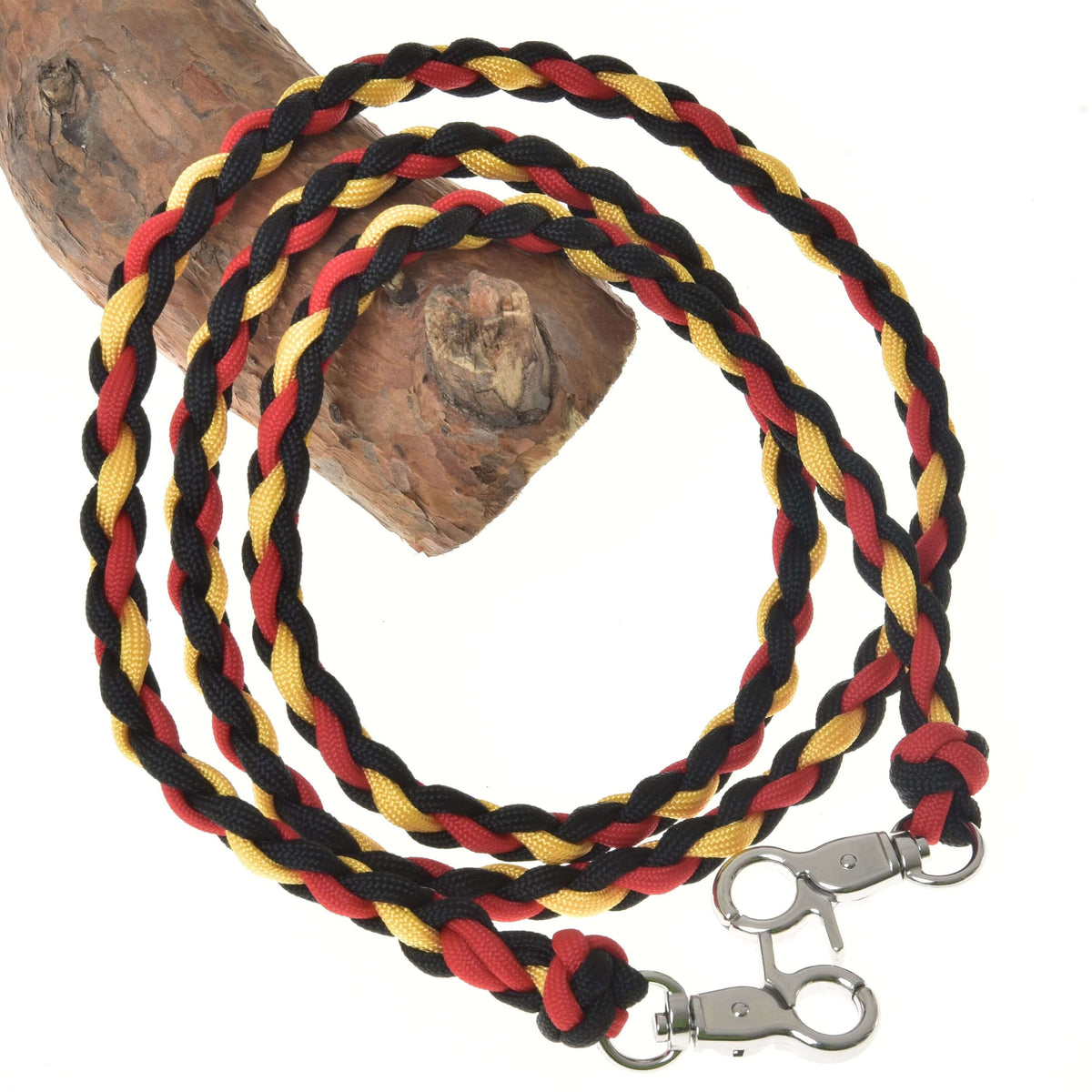 Teugels Flag voor Hobby Horse van LarDen, gevlochten van zwart, rood en geel koord met knopen en twee zilveren karabijnhaken