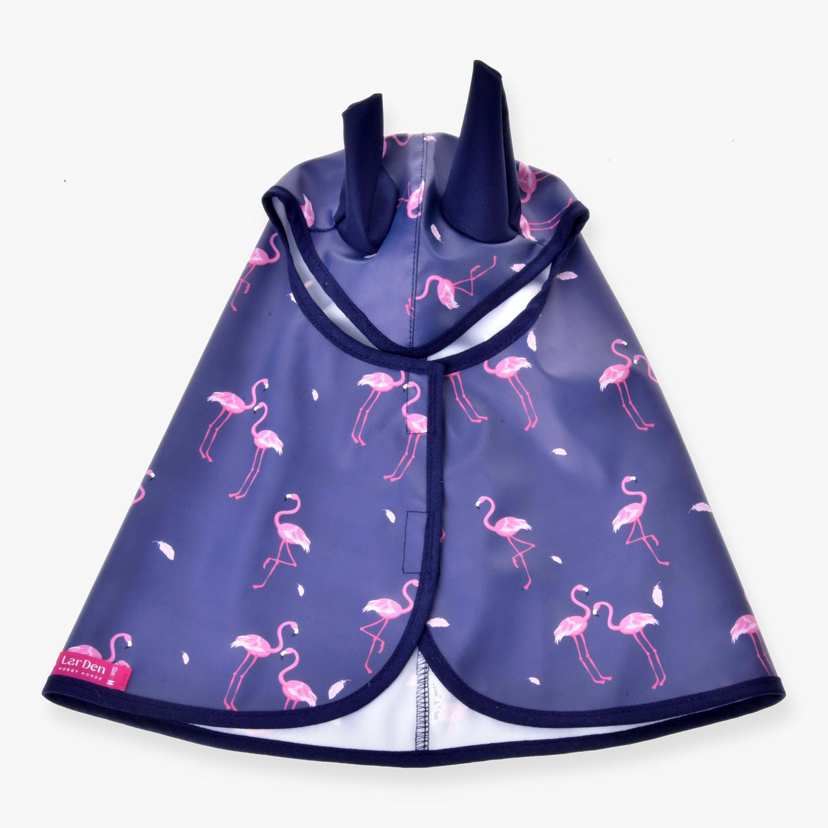 Hobby Horse regenjas Flamingo van LarDen opengevouwen van bovenaf, blauwpaars met roze flamingo’s, marineblauwe oren en marineblauwe bies