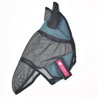 Le masque anti-mouches turquoise posé à plat de côté, oreilles en filet, long nez et étiquette LarDen rose sur la sangle de joue